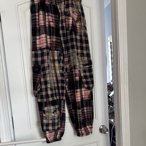 Oli & Hali Plaid Cargo Pants - size Large